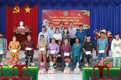 Trao quà 'Tết vì người nghèo' Xuân Giáp Thìn 2024