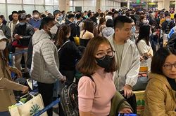 Sân bay Tân Sơn Nhất đông nghẹt ngày 24 Tết, nhiều chuyến bay bị chậm