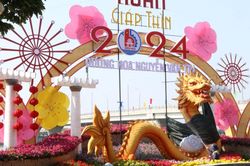 Lộ diện linh vật rồng ở đường hoa ven sông Đồng Nai
