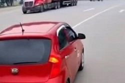 Clip: Xe gắn biển 'tập lái' chạy cực ẩu, chèn đầu ô tô