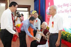 Đảng bộ huyện Chợ Mới họp mặt mừng Đảng- mừng Xuân năm 2024 và trao Huy hiệu Đảng cho đảng viên
