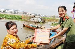 Trao gởi yêu thương đến từng hộ dân trên sông nước Long Xuyên