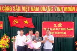 24 đảng viên Đak Pơ và Ayun Pa được nhận huy hiệu Đảng dịp 3-2