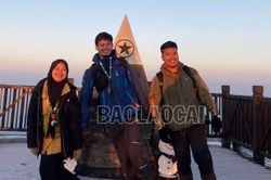Du khách leo đường bộ thích thú khám phá băng trên đỉnh Fansipan