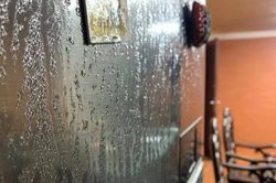 Người dân chật vật đối phó với thời tiết nồm ẩm