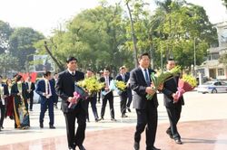 Đoàn đại biểu tỉnh và Thành phố dâng hoa tượng đài Chủ tịch Hồ Chí Minh và dâng hương tại Nghĩa trang Liệt sĩ Thanh Sơn