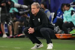 HLV Klinsmann: Tôi muốn vào sân đá thay cầu thủ Hàn Quốc