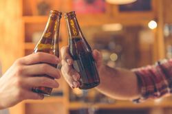 Uống bia không cồn, khi thổi nồng độ cồn có lên?