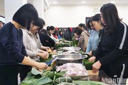 Rộn ràng không khí gói bánh chưng đón Tết ở Bắc Kinh, Trung Quốc
