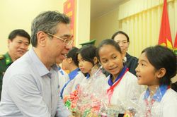 Lãnh đạo TPHCM thăm, chúc tết, tặng quà tại Sóc Trăng