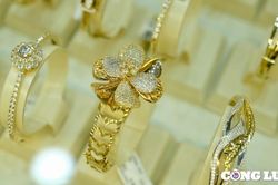 Tăng mạnh gấp 3,3 lần, giá vàng SJC đắt hơn vàng thế giới 17,2 triệu đồng/lượng