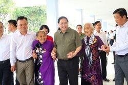 Thủ tướng Phạm Minh Chính chúc Tết, tặng quà người dân Cần Thơ