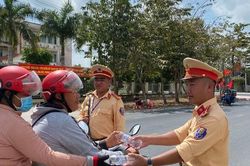 Công an Sóc Trăng hỗ trợ xăng, nước uống cho người dân về quê đón Tết