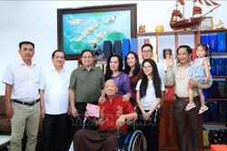 Thủ tướng thăm, chúc Tết gia đình cách mạng tại Cần Thơ
