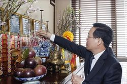 Chủ tịch nước dâng hương tưởng nhớ lãnh đạo Đảng, Nhà nước đã từ trần, chúc Tết các đồng chí nguyên lãnh đạo Đảng, Nhà nước