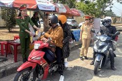 Cảnh sát giao thông 'tiếp sức' cho người dân về quê ăn Tết