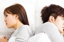 Chồng một mực đòi li thân vì vợ hờ hững chuyện 'gối chăn'