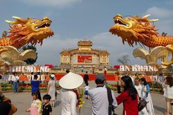 Rộn ràng sắc xuân tràn ngập đường phố xứ Huế