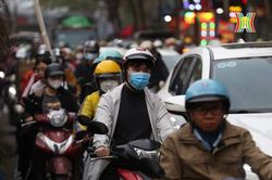 Dòng người đổ về quê ăn Tết, cửa ngõ Thủ đô ùn tắc