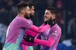 Hàng công Milan đang thăng hoa trước mùa Hè cách mạng