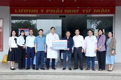 Tặng quà Tết cho bệnh nhân đang điều trị tại Bệnh viện đa khoa tỉnh Tuyên Quang