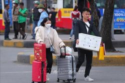 Nhiều người rời Hà Nội về quê đón Tết Giáp Thìn