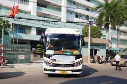 Ấm lòng chuyến xe nghĩa tình đưa bệnh nhân nghèo về quê đón Tết