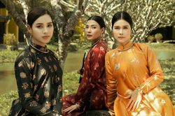 Hoa hậu Đỗ Thị Hà chụp ảnh cùng người cô thân thiết và diễn viên Thúy Diễm, nhan sắc 3 mỹ nhân gây chú ý