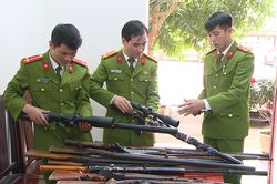 Vận động người dân tự giác giao nộp hơn 40 khẩu súng săn