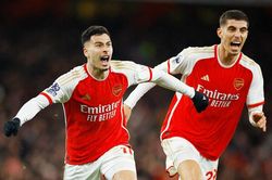 Hạ gục Liverpool, Arsenal phả hơi nóng sau gáy