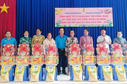 Liên đoàn Lao động huyện Châu Phú trao quà Tết cho công nhân, người lao động