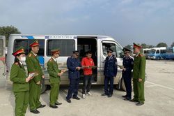 Phát hơn 1.000 tờ rơi tuyên truyền pháp luật cho người dân