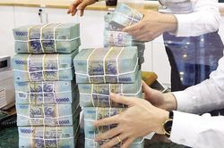 Có 300 triệu nên gửi tiết kiệm 6 tháng hay 1 năm để hưởng lãi suất cao hơn?