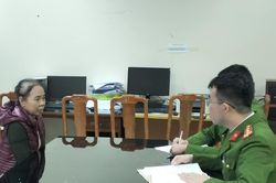Đối tượng trốn truy nã 20 năm ra đầu thú bật khóc khi được cho tại ngoại ăn Tết với gia đình
