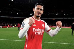 Saliba đi vào lịch sử Arsenal
