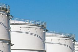 Giá xăng dầu hôm nay 6/2: Tăng tốc