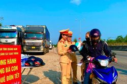 CSGT Quảng Nam, Quảng Ngãi đón xe máy, 'tiếp sức' người dân về quê ăn Tết