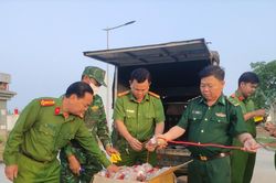 Bắt giữ hai đối tượng vận chuyển gần 300kg pháo nổ trái phép