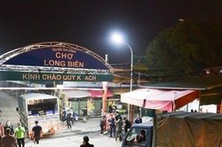 Bắt 7 đối tượng thu tiền bảo kê bán hàng tại khu vực chợ Long Biên