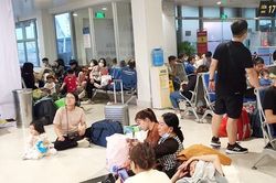 Sân bay Tân Sơn Nhất đông nghịt, khách vật vã từ mờ sáng 27 Tết