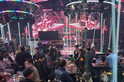 Cảnh sát 'đột kích' quán bar ở quận trung tâm Hà Nội, hơn 200 người bị mời về trụ sở
