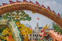 Ngắm 3 linh vật rồng khổng lồ uốn lượn ở đường hoa Nguyễn Huệ trước giờ mở cửa