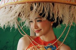 Hòa Minzy thẹn thùng mặc áo yếm 'kén cá chọn canh' trong MV mới