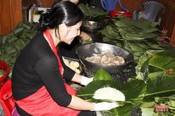 Cao điểm trả đơn bánh chưng làng Khoóng