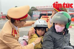 Cảnh sát giao thông Nam Định tặng quà, hỗ trợ người dân về quê đón Tết
