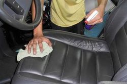 Những mẹo vệ sinh nội thất ô tô đơn giản tại nhà