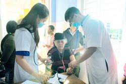 Thừa Thiên Huế: 300 người dân huyện miền núi A Lưới được khám, cấp thuốc miễn phí dịp cận Tết
