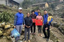 Vịt 34 thăm và trao quà Tết cho người lao động tại Hà Giang dịp Tết Nguyên đán 2024