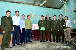 Đồng chí Phó Chủ tịch UBND tỉnh Nguyễn Thế Giang thăm, tặng quà Tết lực lượng kiểm lâm ở xã Yên Thuận