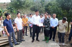 Hàm Yên kịp thời hỗ trợ gia đình bị cháy nhà